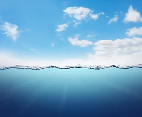 Leere Unterwasserlandschaft mit Wasserlinie und blauer Himmel mit Wolken © Mediaparts
