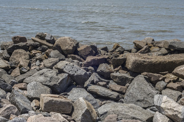 pedras no mar