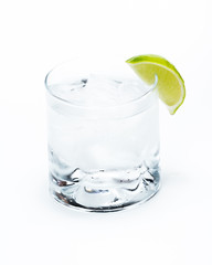 vodka soda with a lime