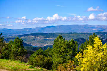 Vue panoramique sur le massif de Tanneron et lac de Saint-Cassien, Provence, sud de France.