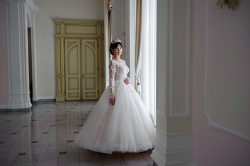Obraz premium beautiful smiling bride before wedding ceremony