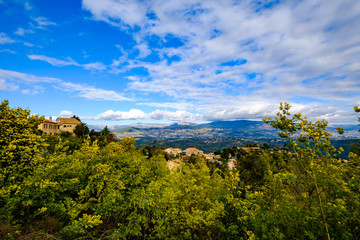 Obraz premium Vue panoramique sur le massif et le village de Tanneron, arbres de mimosa en fleurs. Provence, sud de France.