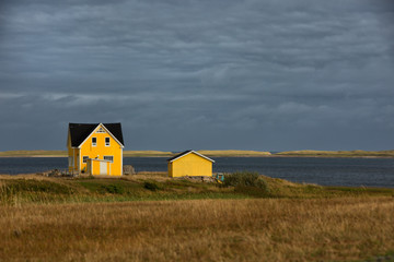 Obraz premium Yellow house by the sea