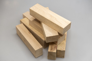 Schnitzholzblöcke aus Lindenholz