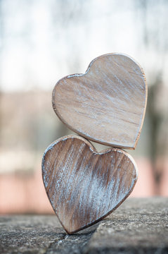 coeur en bois empilés l'un sur l'autre - concept amour