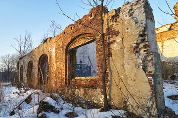 Ruina, ściana rozebranego starego budynku - obrazy, fototapety, plakaty
