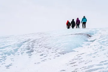 Crédence de cuisine en verre imprimé Alpinisme mountaineers hking a glacier 