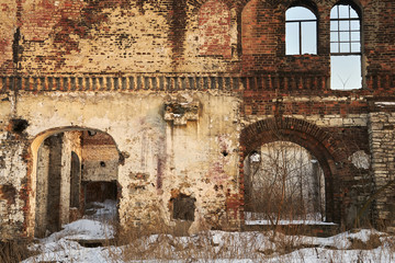 Ruina, ściana starej zniszczonej kamienicy mieszkalnej - obrazy, fototapety, plakaty