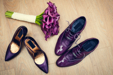 lacquered purple shoes of the bride and groom, a bouquet of fillet callas