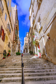 Valletta, Malta: Walking street with long staircase