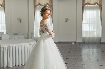 Naklejka premium Beautiful bride in wedding dress 