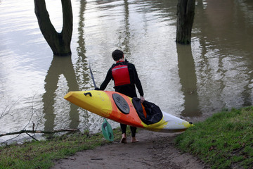 Kajakfahrer fährt bei Rheinhochwasser über die Poller Wiesen