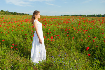 Obraz na płótnie Canvas Girl in poppy field