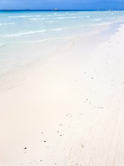 Fototapeta na wymiar white sand, ocean and blue sky, tropical island in the Pacific Ocean