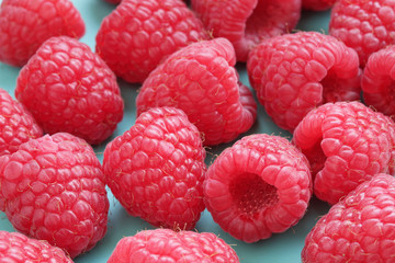 Himbeeren auf blauem Hintergrund