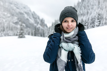 Fototapeta na wymiar Uśmiechnięta dziewczyna w górach zimą.