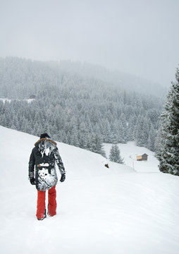 Mann l&auml;uft durch eine eisige Winterlandschaft