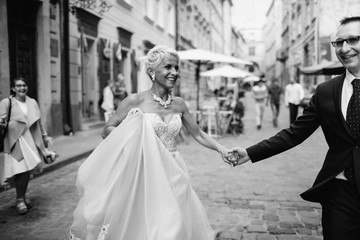 wedding couple  posing in city