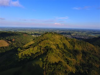 detrás de los cerros 