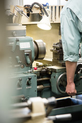 町工場で働く人々