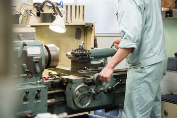 町工場で働く人々