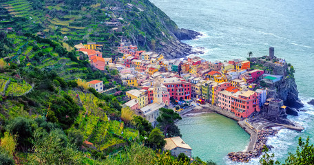 Fototapety  Miasto Vernazza na wybrzeżu Morza Śródziemnego, Cinque Terre, Włochy