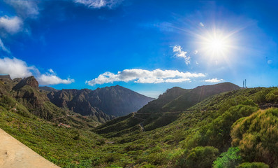 Grünes Bergpanarama bei blauem Himmel auf Teneriffa im Sonnenschein