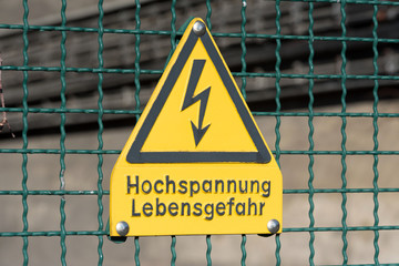 Eine Warnung vor der elektrischen Hochspannung