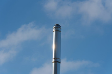 Ein Schornstein auf einem Dach eines Hauses