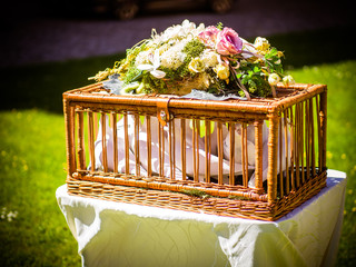 The basket in which the doves are decorated with flowers, for the wedding