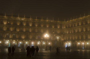 Obraz premium NAVIDAD ILUMINACION CIUDAD CON NIEBLA 