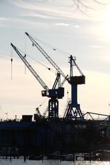 Fototapeta na wymiar Kran auf der Werft im Gegenlicht