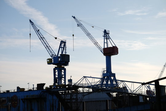Kran auf der Werft im Gegenlicht