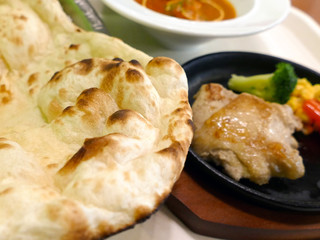 ナンとチキンとカレー