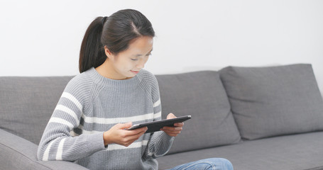 Obraz premium Woman use of tablet computer at home