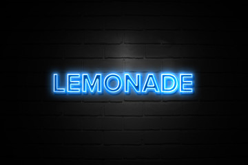 Obraz premium Lemonade neon Sign on brickwall