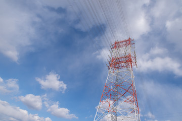 鉄塔と青空、白い雲