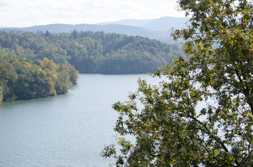 Widok na jezioro ze wzgórza © Krzysztof
