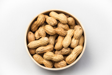 Schale mit Erdnüssen