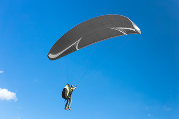 voile noire de parapente 