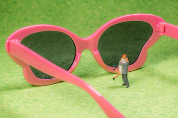Verliebtes Paar sieht alles durch die rosarote Brille