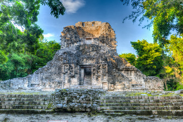 Fototapeta na wymiar Chicanná ist eine Ruinenstätte der Maya im Rio-Bec-Stil