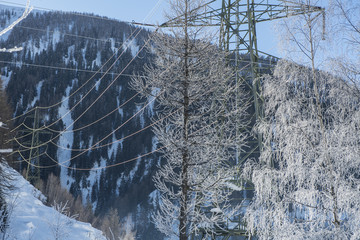 Hochspannungsleitungen in Winterlandschaft, Obergoms, Wallis, Schweiz