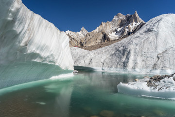 Meertje in Baltoro-gletsjer, K2 trek, Karakoram-bereik, Pakistan