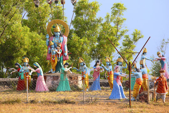Huge statue of Lord Shri Krishna and Radha with Gopis performing raas leela, Nilkantheshwar Temple