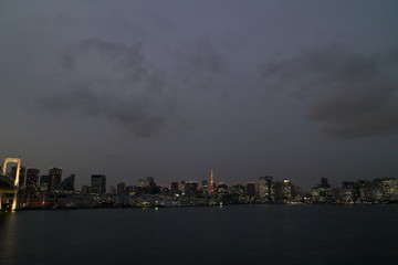 Fototapeta na wymiar 夕暮れの東京湾