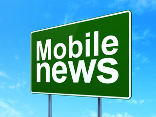 News concept: Mobile News on green road highway sign, clear blue sky background, 3D rendering