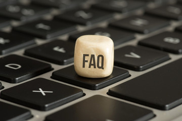 Ein Computer und ein Symbol für oft gestellte Fragen FAQ