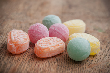 bonbons traditionnels sur table en bois