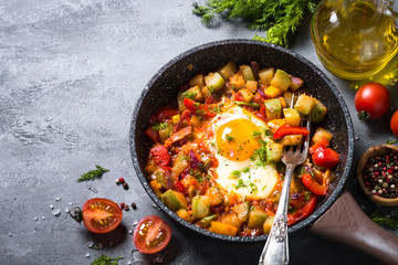 Fried egg with vegetables. 